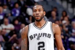 雄鹿与马刺内线巨头：伤病与战术调整下的比赛尾声困境